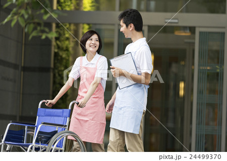 若い介護士 24499370