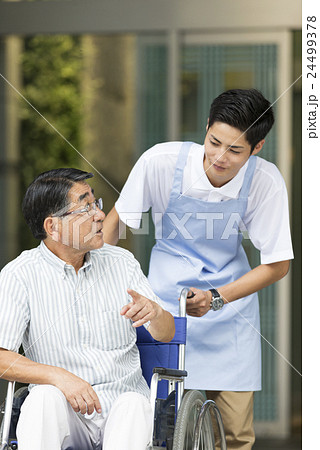 若い介護士 若い介護士 24499378