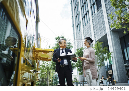 オフィス街　公園　ランチ 24499401