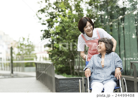 若い介護士 24499408