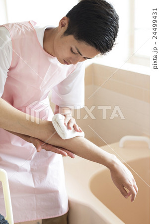 若い介護士 若い介護士 24499431