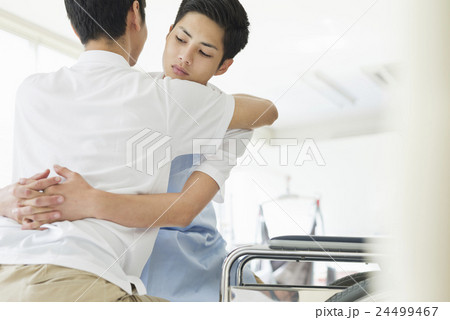 若い介護士 24499467