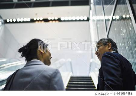 オフィスビル　エスカレーター 24499493