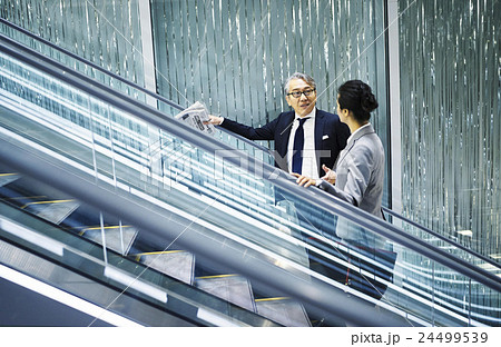 オフィスビル　エスカレーター 24499539