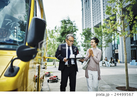 オフィス街　公園　ランチ 24499567