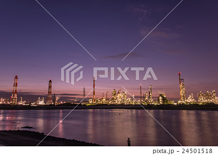 三重県 四日市港とコンビナート 夕方に釣りをする人 三重県 四日市港とコンビナート 夕方に釣りをする人 24501518