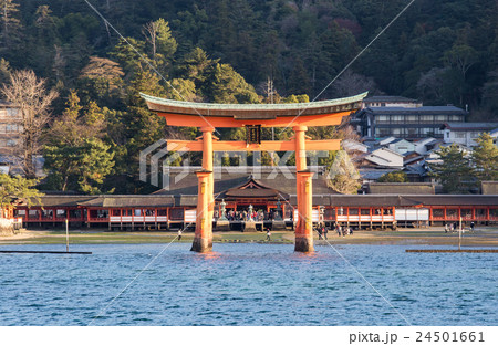 宮島 フェリーからの厳島神社の写真素材