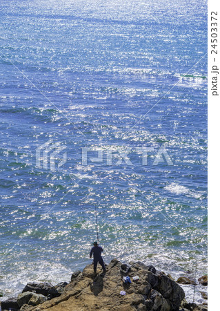 パロスバーデス半島の岩場で投げ釣りをする男の人 24503372