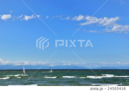 夏の琵琶湖と青空のコピースペース 夏の琵琶湖と青空のコピースペース 24503416