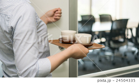 お茶出し(NG作法) お茶出し(NG作法) 24504335