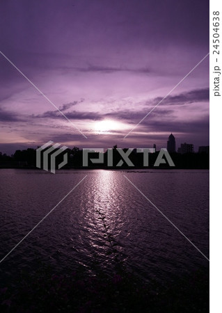 Sunset at Benjakitti Park（バンコク都ベンジャキティ公園の夕暮れ） 24504638