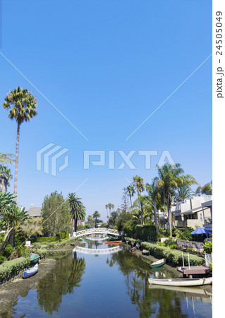 朝の光の中のベニスビーチの運河に架かるアーチ式白い木の橋　水面に映るアーチ式白い橋 24505049