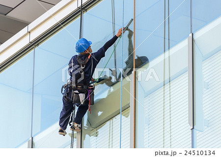 ビルの窓拭き 24510134