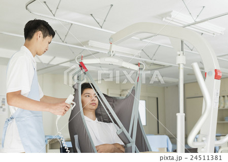 若い介護士 24511381