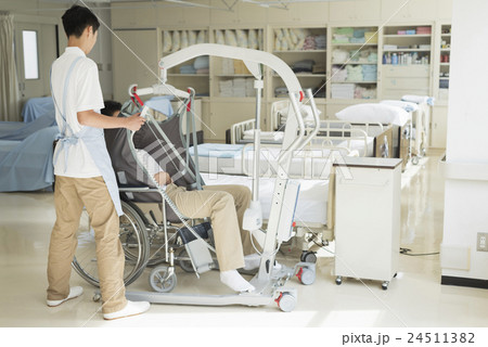 若い介護士 若い介護士 24511382