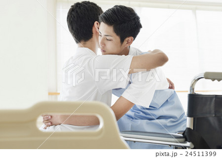 若い介護士 若い介護士 24511399