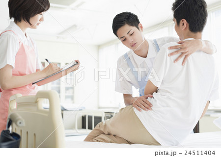 若い介護士 24511404