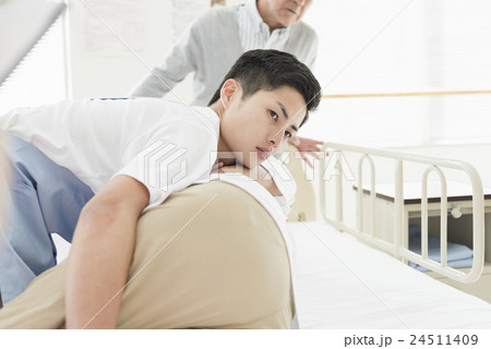 若い介護士 若い介護士 24511409