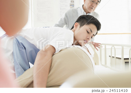 若い介護士 24511410