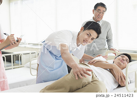 若い介護士 24511423