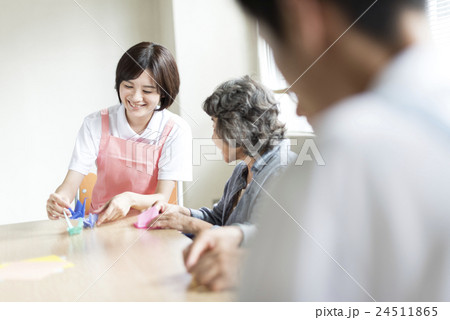 若い介護士 若い介護士 24511865