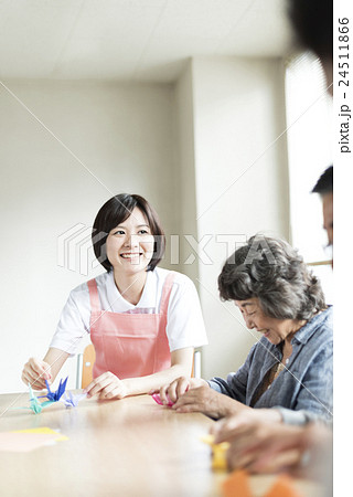 若い介護士 若い介護士 24511866