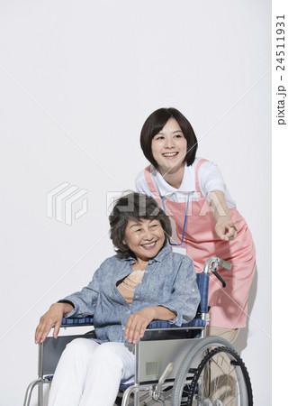 若い介護士 24511931
