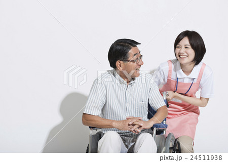 若い介護士 若い介護士 24511938