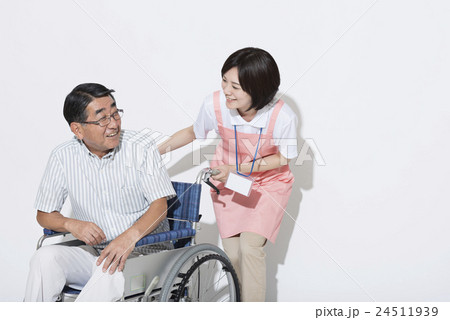 若い介護士 若い介護士 24511939