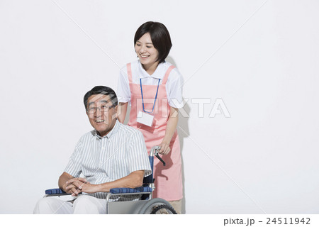 若い介護士 若い介護士 24511942