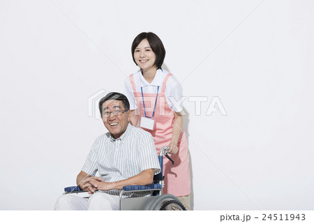 若い介護士 24511943