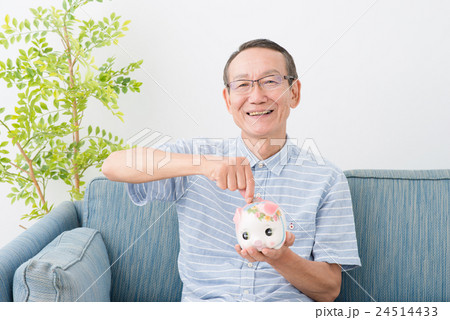 貯金をする男性 24514433