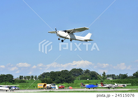 軽飛行機の離陸 24515076