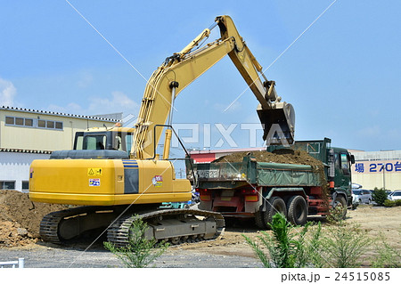 残土をダンプに積み込む油圧ショベル 24515085