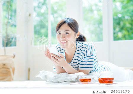 若い女性(スマホ) 若い女性(スマホ) 24515179