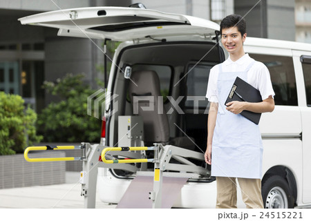 若い介護士 24515221