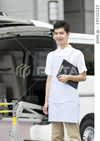 若い介護士 24515222