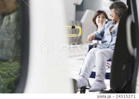 若い介護士 若い介護士 24515271