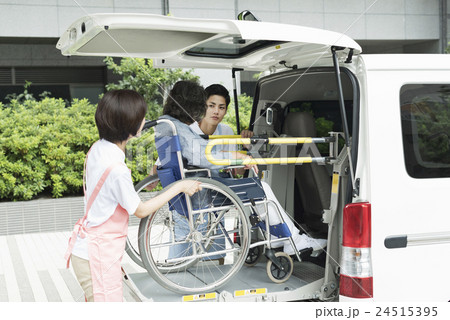 若い介護士 若い介護士 24515395