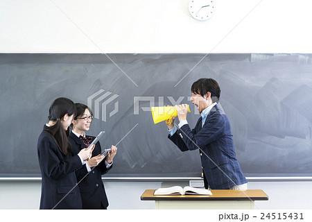 生徒に向かってメガホンで怒鳴りつける教師 生徒に向かってメガホンで怒鳴りつける教師 24515431