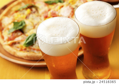 ビールとピザ 24516365