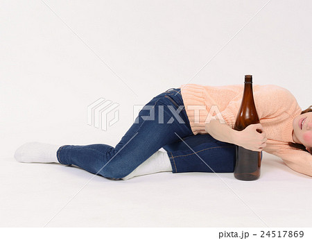 一升瓶を抱える泥酔した若い女性 一升瓶を抱える泥酔した若い女性 24517869