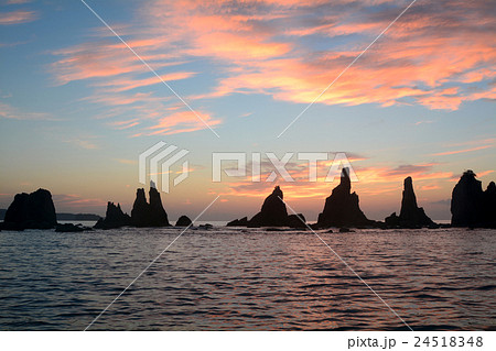 夜明け前の橋杭岩 24518348