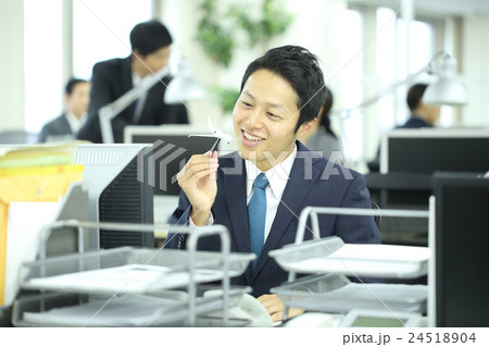 飛行機をもつ男性 24518904