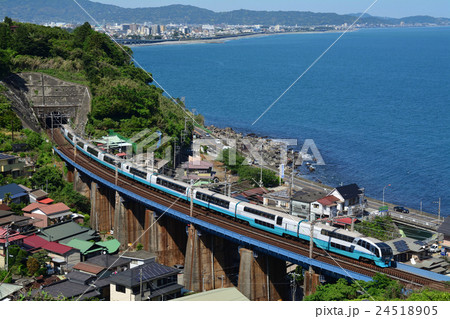 相模湾を背に駆け抜けるスーパービュー踊り子 24518905