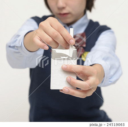タバコを吸う未成年 24519063