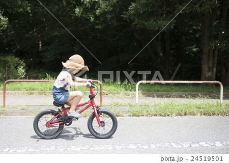 自転車に乗る女の子 自転車に乗る女の子 24519501