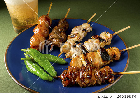 焼き鳥とビール 24519984