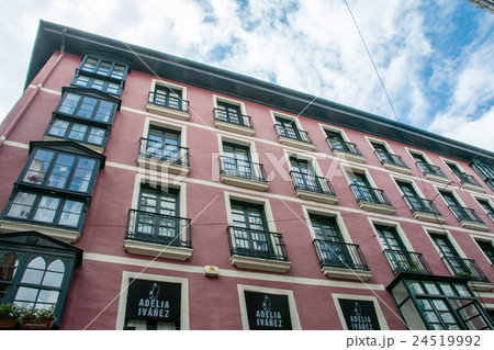 スペインビルバオの街並み　あずき色のフラット 24519992