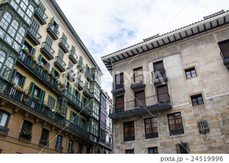 スペインビルバオの街並み テラスの付いたフラット スペインビルバオの街並み テラスの付いたフラット 24519996